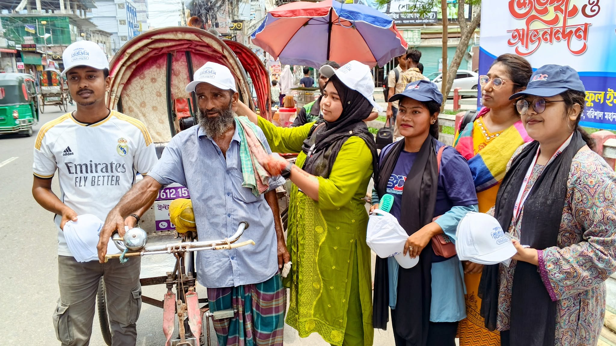 শ্রমজীবীদের মাঝে ক্যাপ বিতরণ
