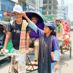 শ্রমজীবীদের মাঝে ক্যাপ বিতরণ