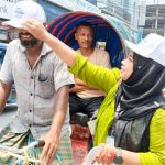 শ্রমজীবীদের মাঝে ক্যাপ বিতরণ