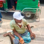 শ্রমজীবীদের মাঝে ক্যাপ বিতরণ