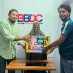 শাহনাজ বেগমকে সেলাই মেশিন বিতরণ শাহনাজ বেগমকে সেলাই মেশিন বিতরণ