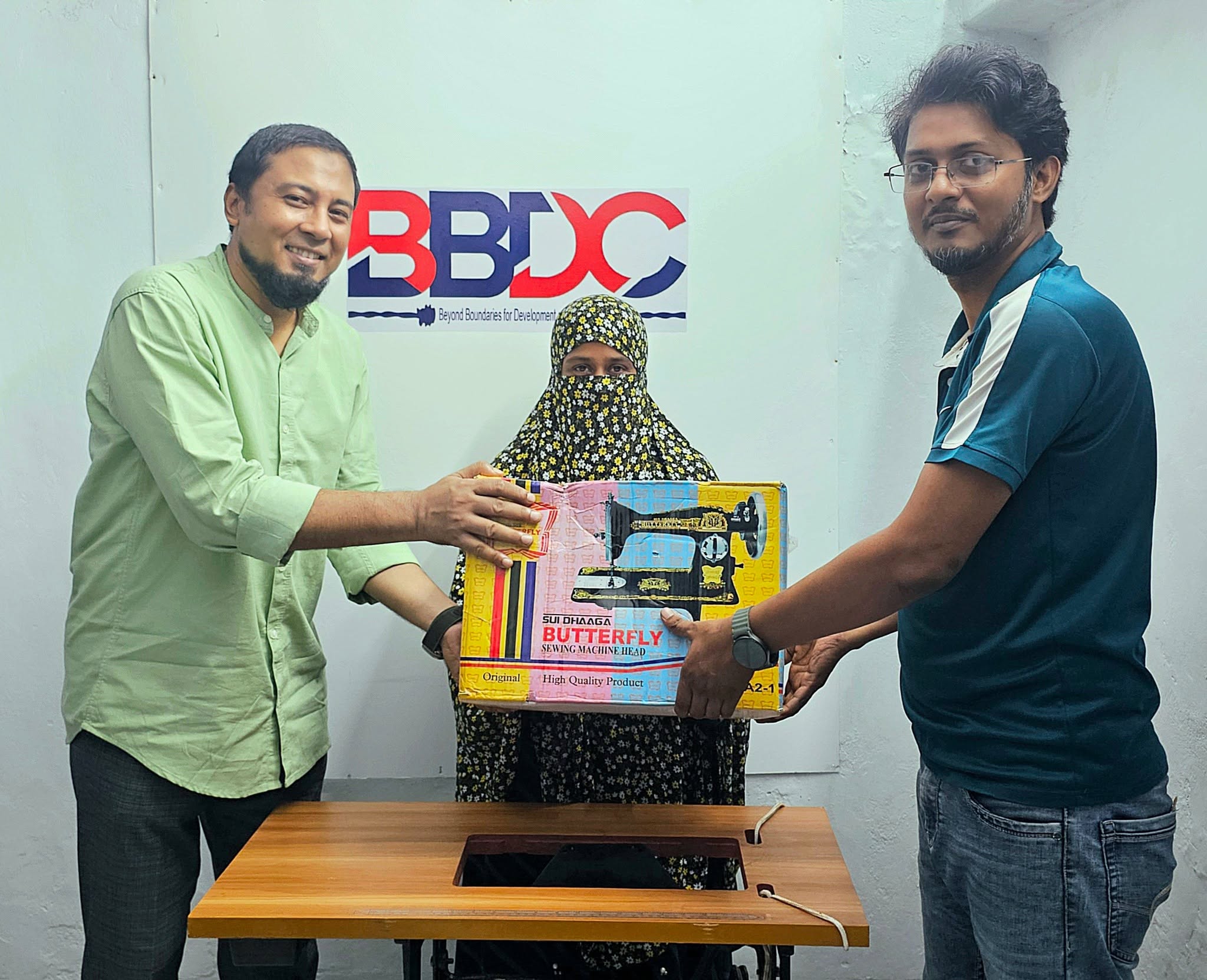 শাহনাজ বেগমকে সেলাই মেশিন বিতরণ